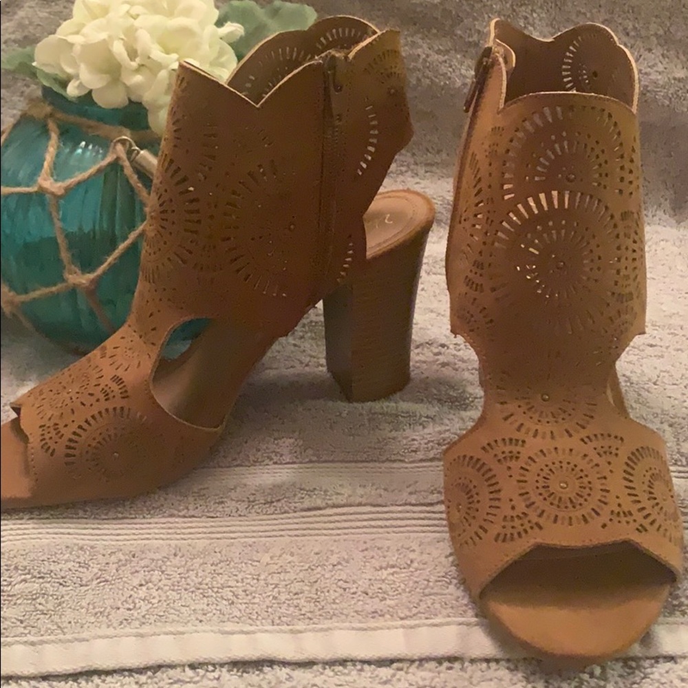 Vintage 7/8 peep toed shoe.